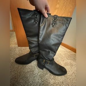 Black, tall boots, like new, hardly worn. Comfortable.